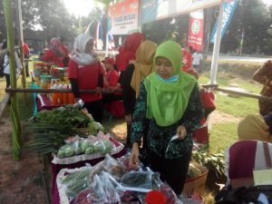 Ketua TPPKK Pulosari Ny.Nurhayati Ahmady SW ikut melayani pengunjung stan
